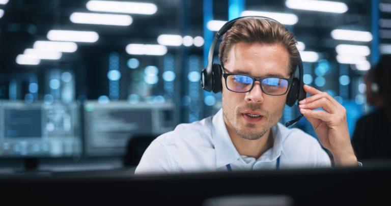 Man,Operator,In,Customer,Support,Service,Center,Talking,With,Client